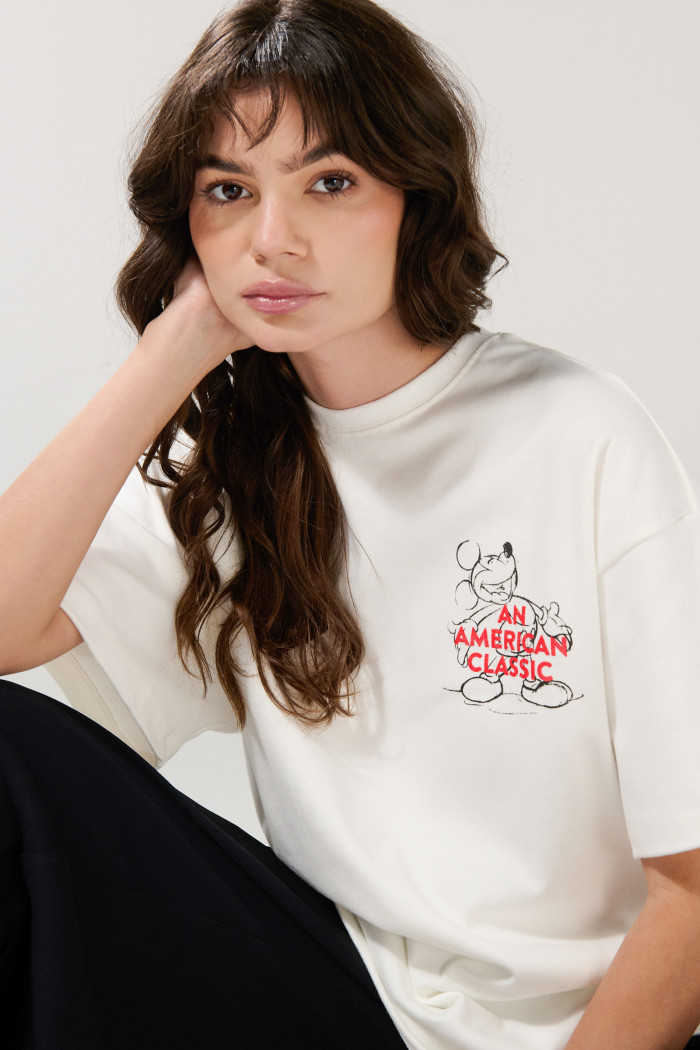 Camiseta crema oversize manga corta con arte de Mickey