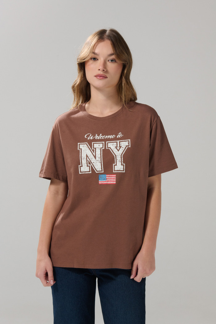 Camiseta holgada café manga corta con diseño college