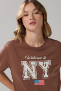 Camiseta holgada café manga corta con diseño college