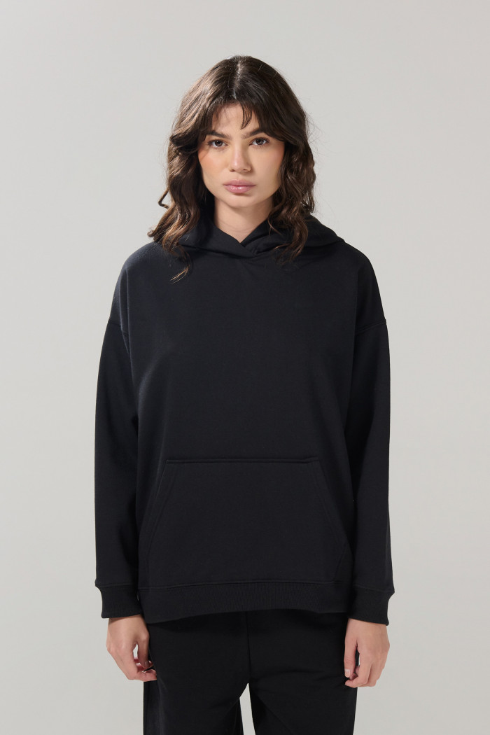 Buzo unicolor oversize perchado con bolsillo y capota