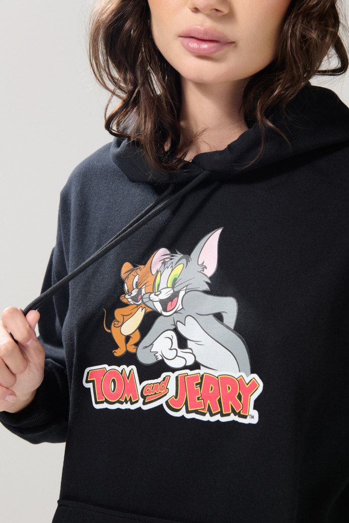 Buzo con capota negro oversize y arte de Tom y Jerry