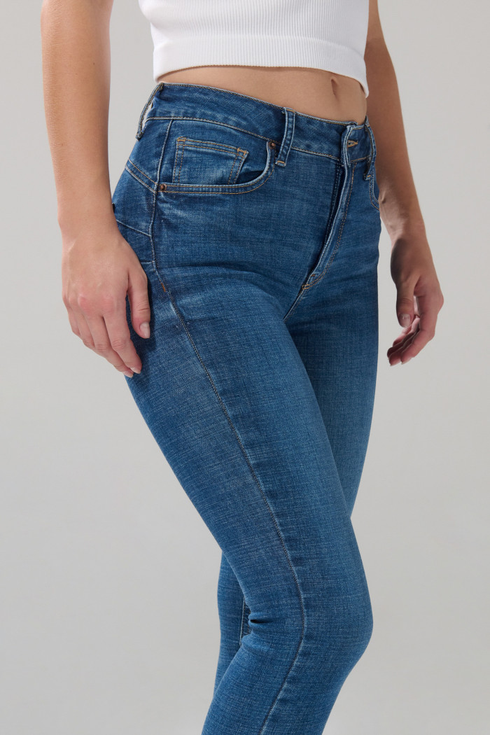 Jean tiro alto azul medio push up con ligeros desgastes