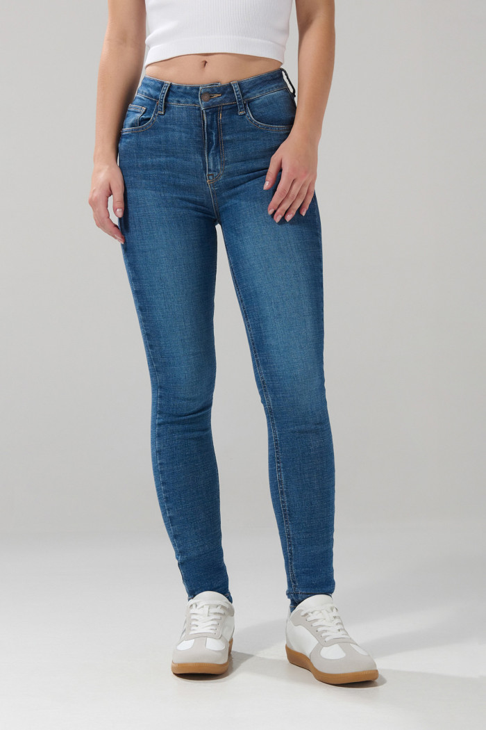 Jean tiro alto azul medio push up con ligeros desgastes