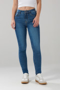 Jean tiro alto azul medio push up con ligeros desgastes