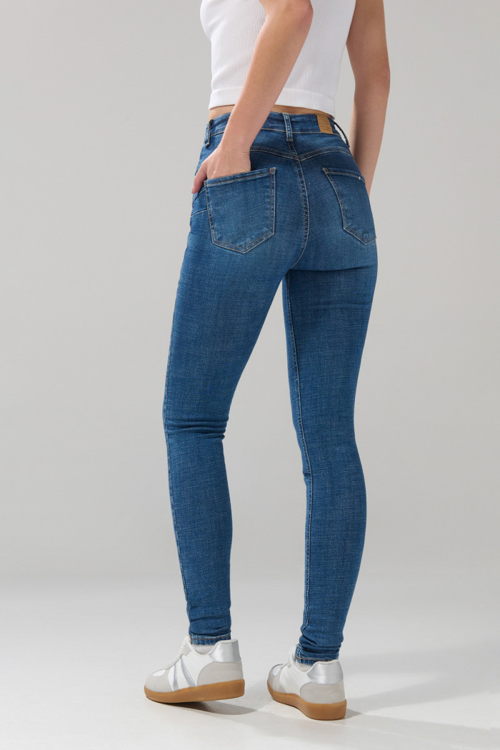 Jean tiro alto azul medio push up con ligeros desgastes