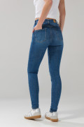 Jean tiro alto azul medio push up con ligeros desgastes