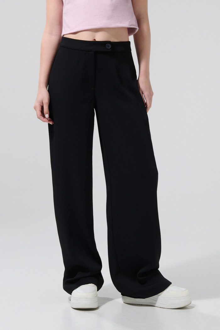 Pantalón negro con bota recta, tiro alto y prenses