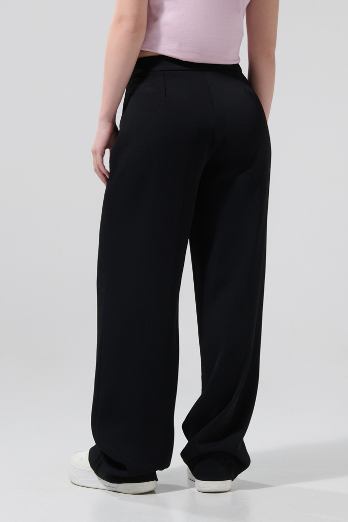 Pantalón negro con bota recta, tiro alto y prenses