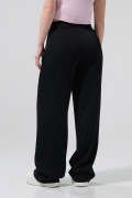Pantalón negro con bota recta, tiro alto y prenses