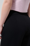 Pantalón negro con bota recta, tiro alto y prenses