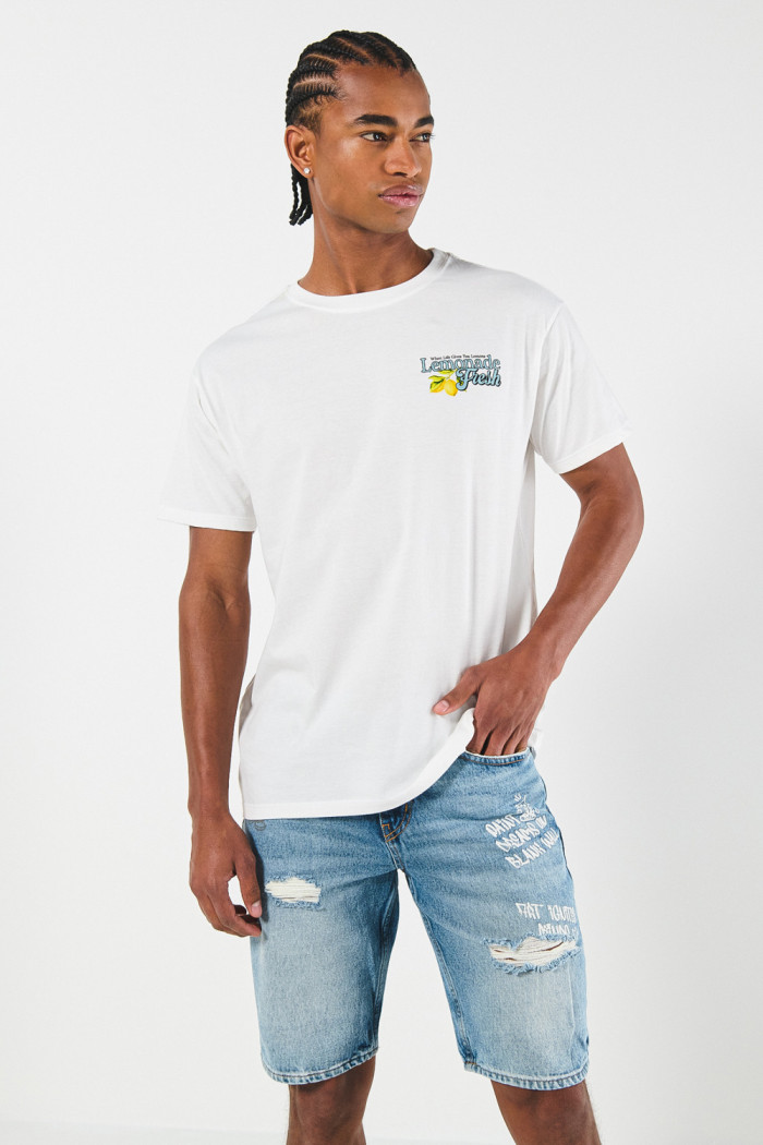 Bermuda en jean slim azul con tiro bajo, diseños y rotos