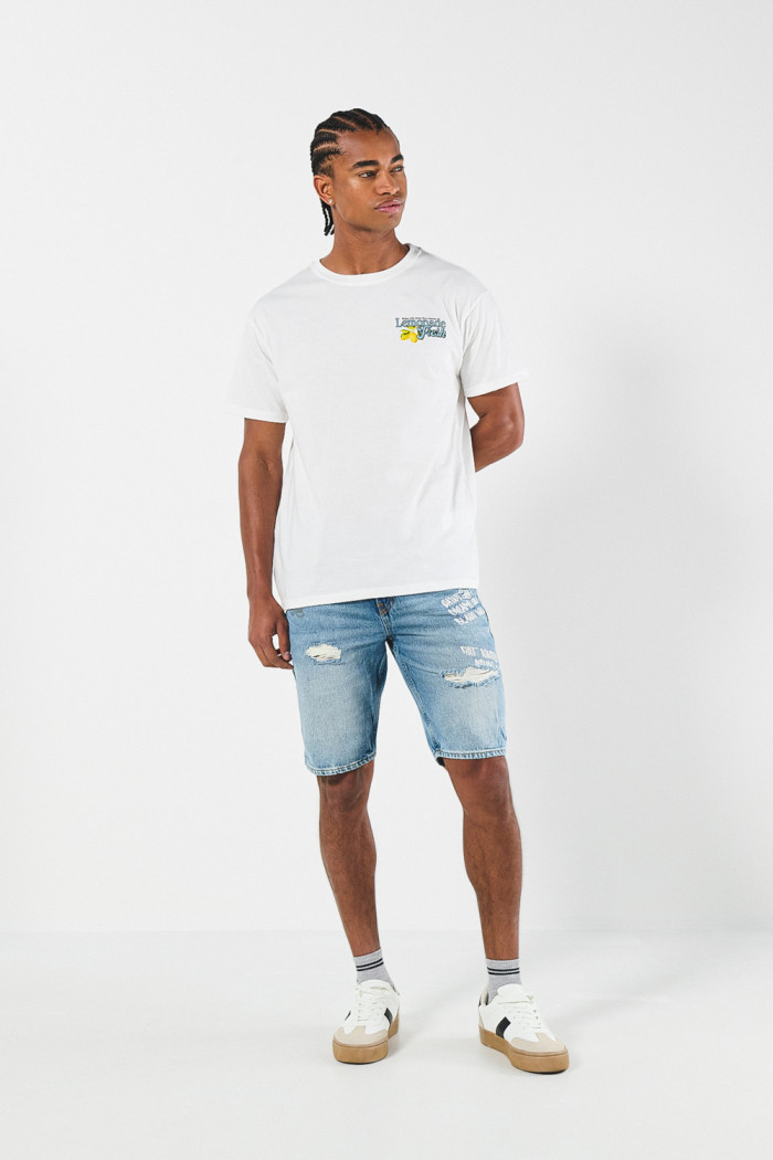 Bermuda en jean slim azul con tiro bajo, diseños y rotos