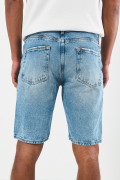 Bermuda en jean slim azul con tiro bajo, diseños y rotos