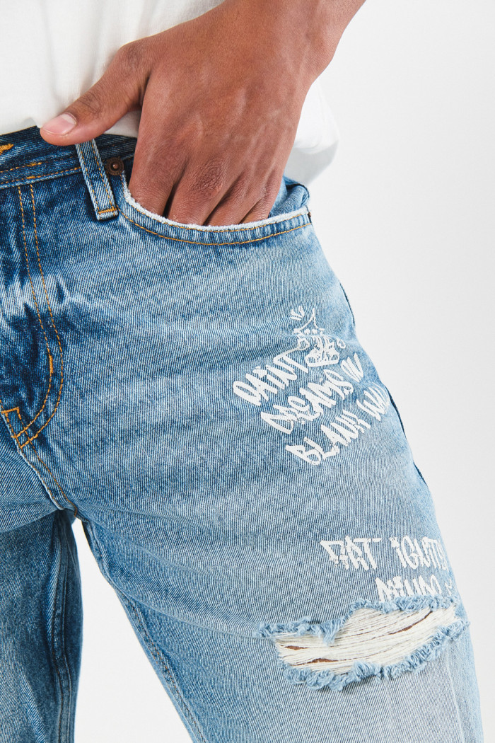 Bermuda en jean slim azul con tiro bajo, diseños y rotos