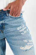 Bermuda en jean slim azul con tiro bajo, diseños y rotos