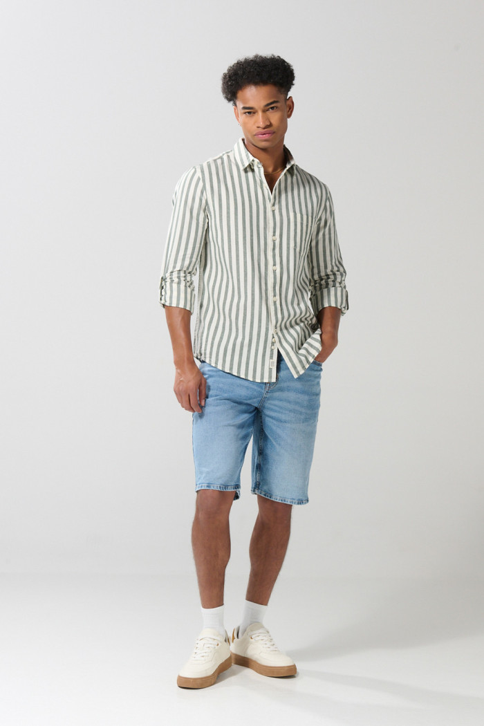 Camisa a rayas con cuello button down en algodón unicolor