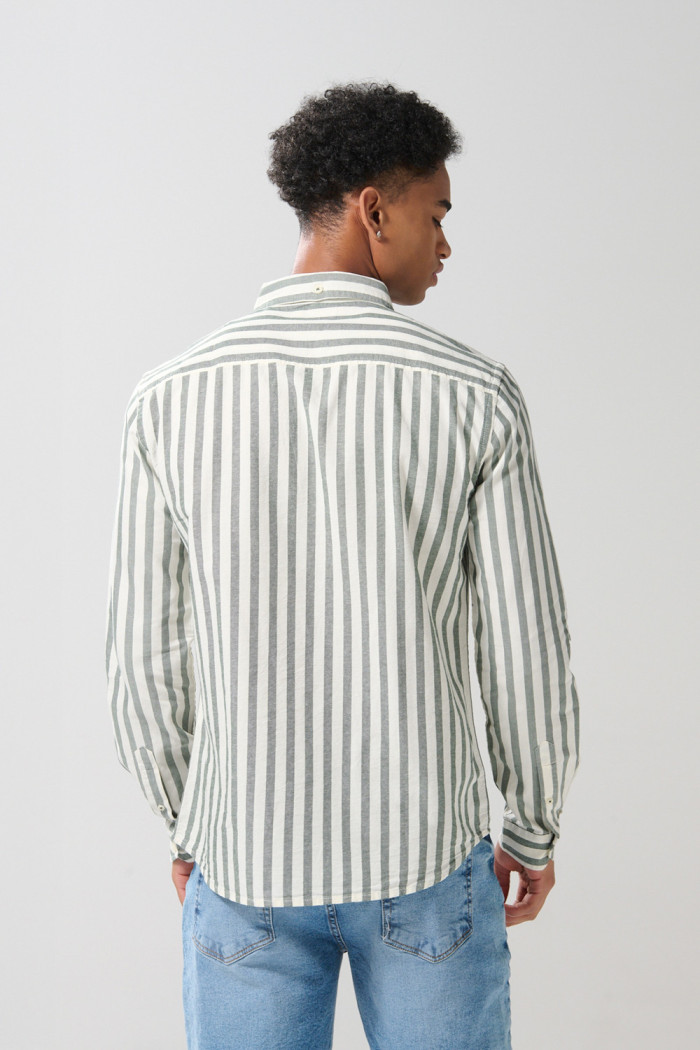 Camisa a rayas con cuello button down en algodón unicolor