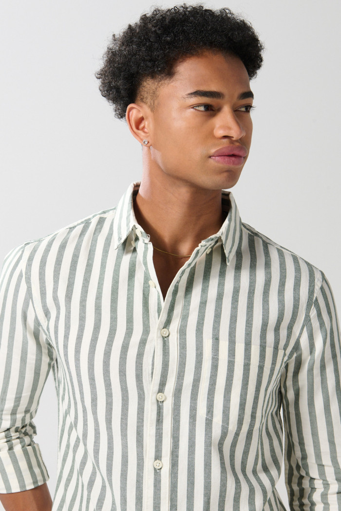Camisa a rayas con cuello button down en algodón unicolor