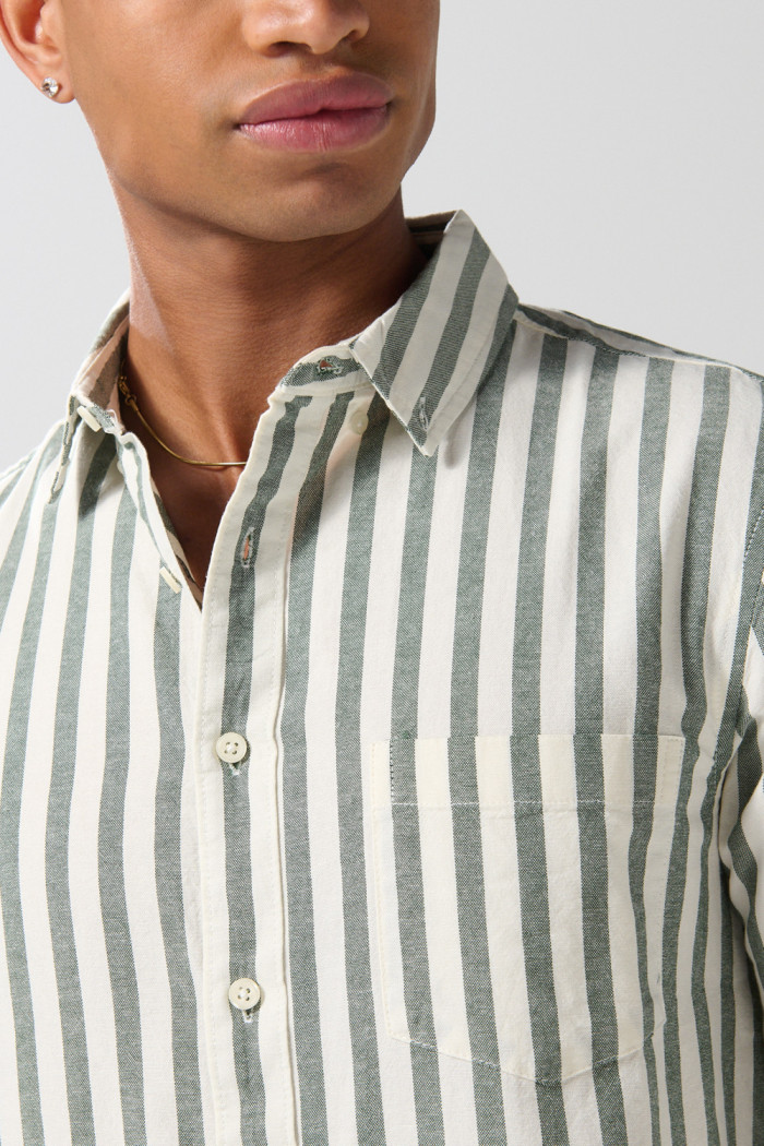 Camisa a rayas con cuello button down en algodón unicolor