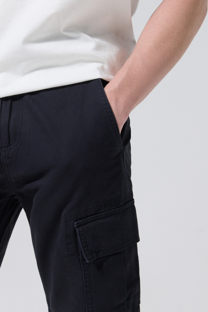 Bermuda de dril unicolor cargo con tiro bajo y bolsillos
