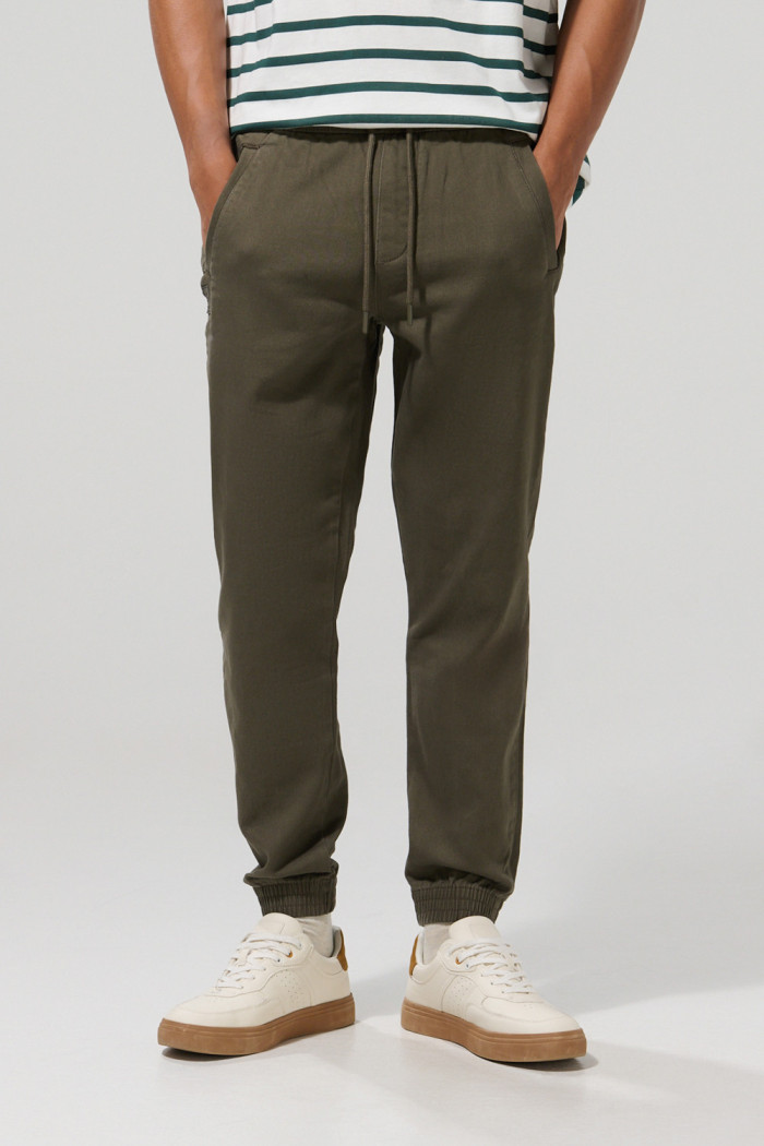 Pantalón unicolor jogger con cordón y bolsillos