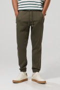 Pantalón unicolor jogger con cordón y bolsillos