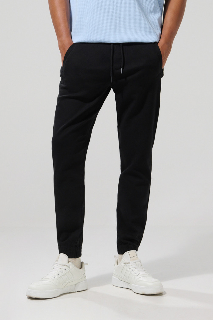 Pantalón unicolor jogger con cordón y bolsillos
