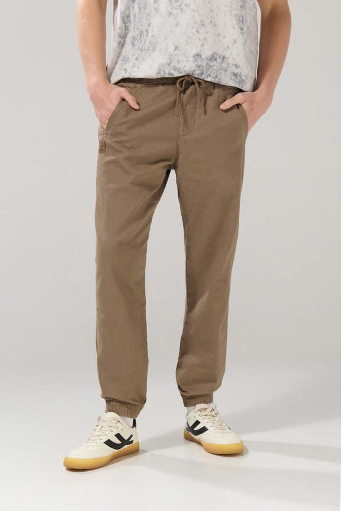 Pantalón unicolor jogger con cordón y bolsillos