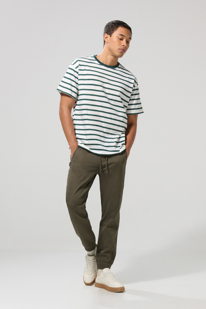 Pantalón unicolor jogger con cordón y bolsillos
