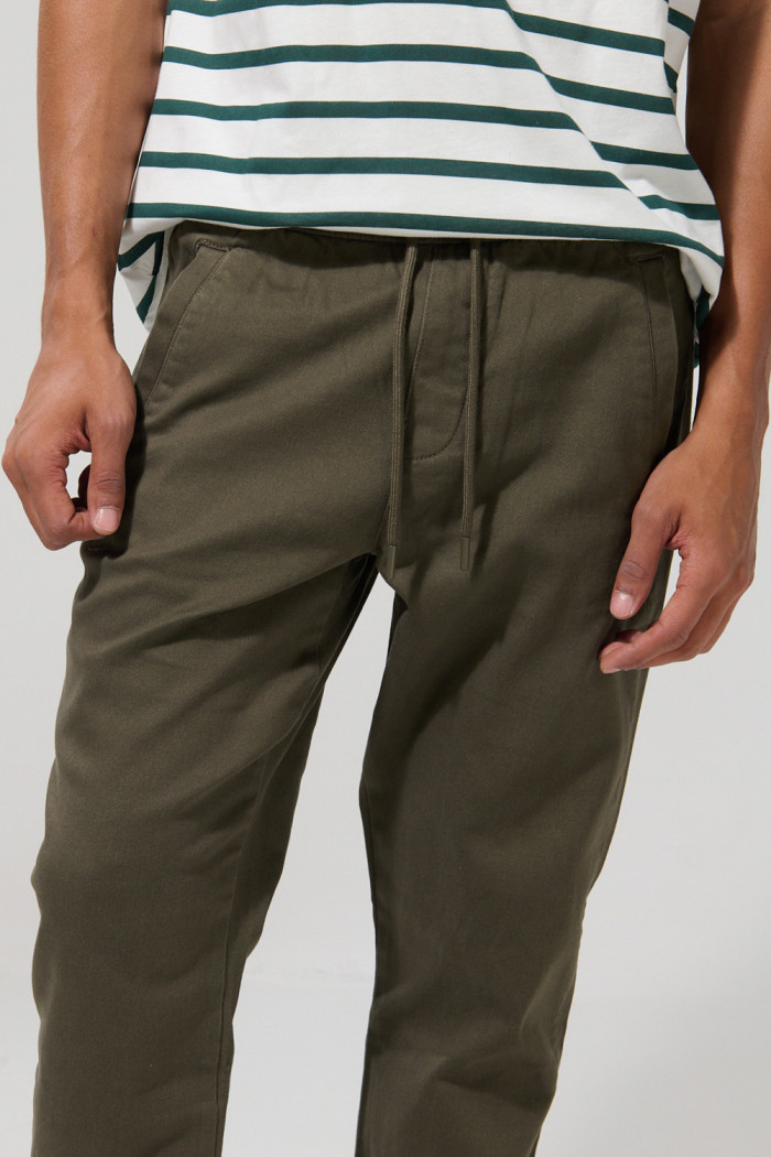 Pantalón unicolor jogger con cordón y bolsillos