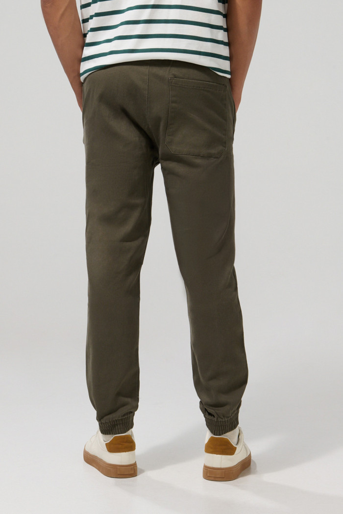 Pantalón unicolor jogger con cordón y bolsillos