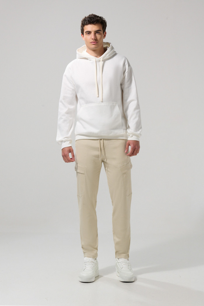 Pantalón cargo unicolor en dril con bolsillos laterales