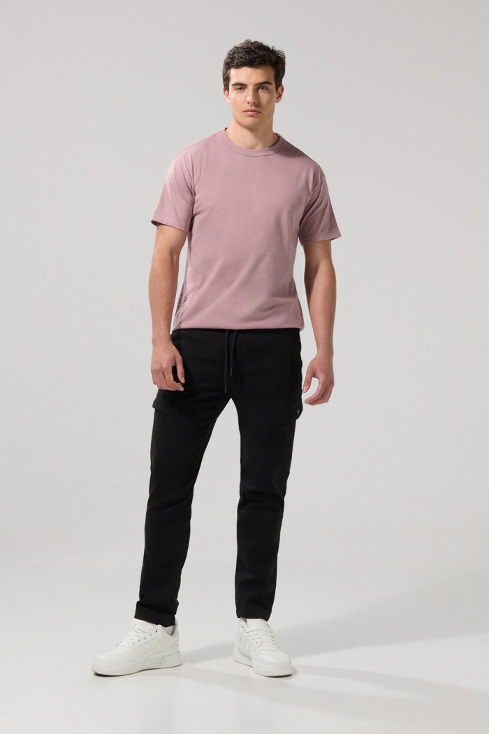 Pantalón cargo unicolor en dril con bolsillos laterales
