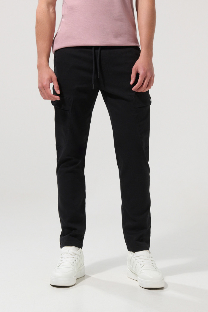 Pantalón cargo unicolor en dril con bolsillos laterales