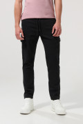 Pantalón cargo unicolor en dril con bolsillos laterales