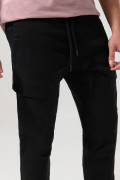 Pantalón cargo unicolor en dril con bolsillos laterales