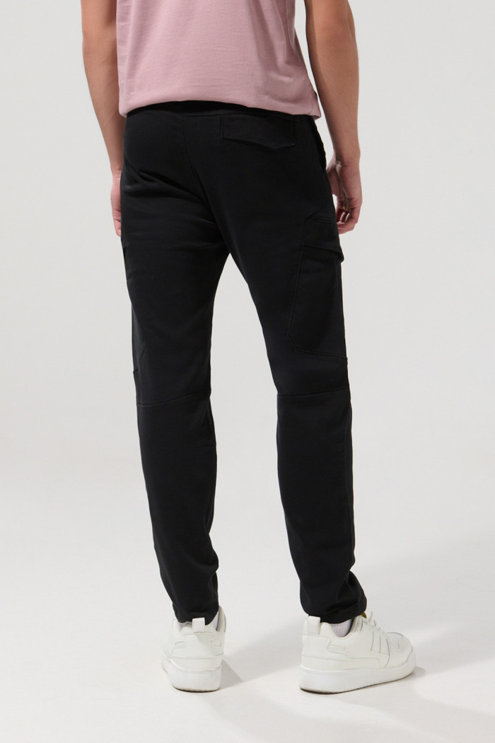 Pantalón cargo unicolor en dril con bolsillos laterales