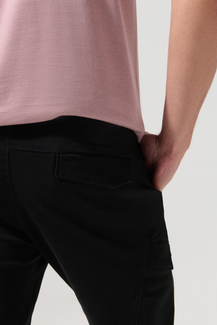 Pantalón cargo unicolor en dril con bolsillos laterales