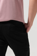Pantalón cargo unicolor en dril con bolsillos laterales