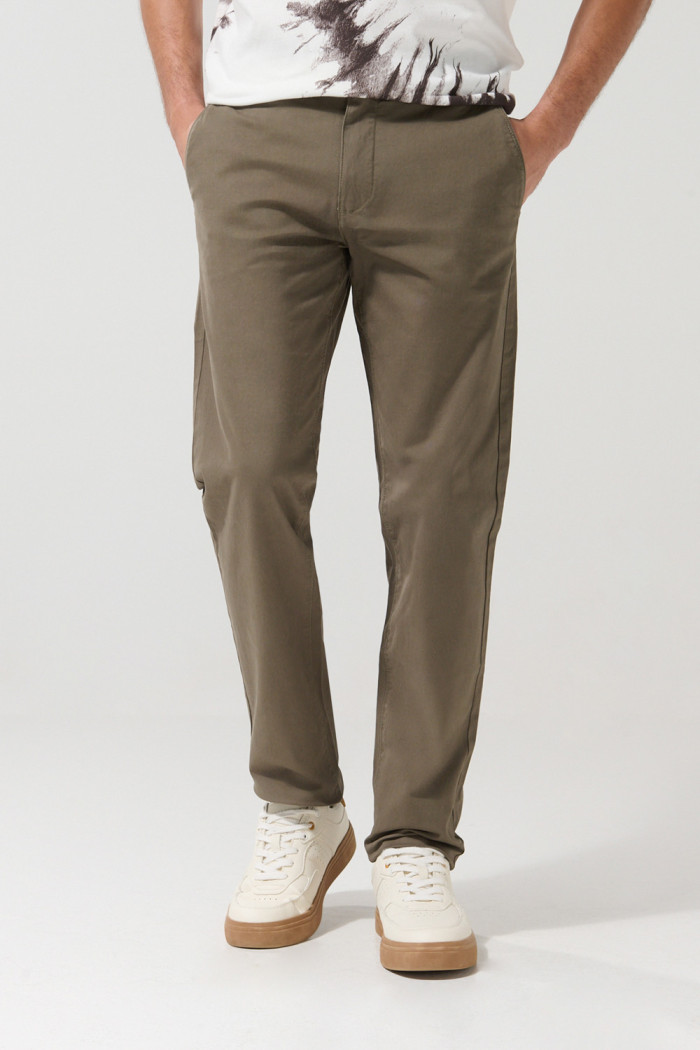 Pantalón de dril slim unicolor con tiro medio y cremallera