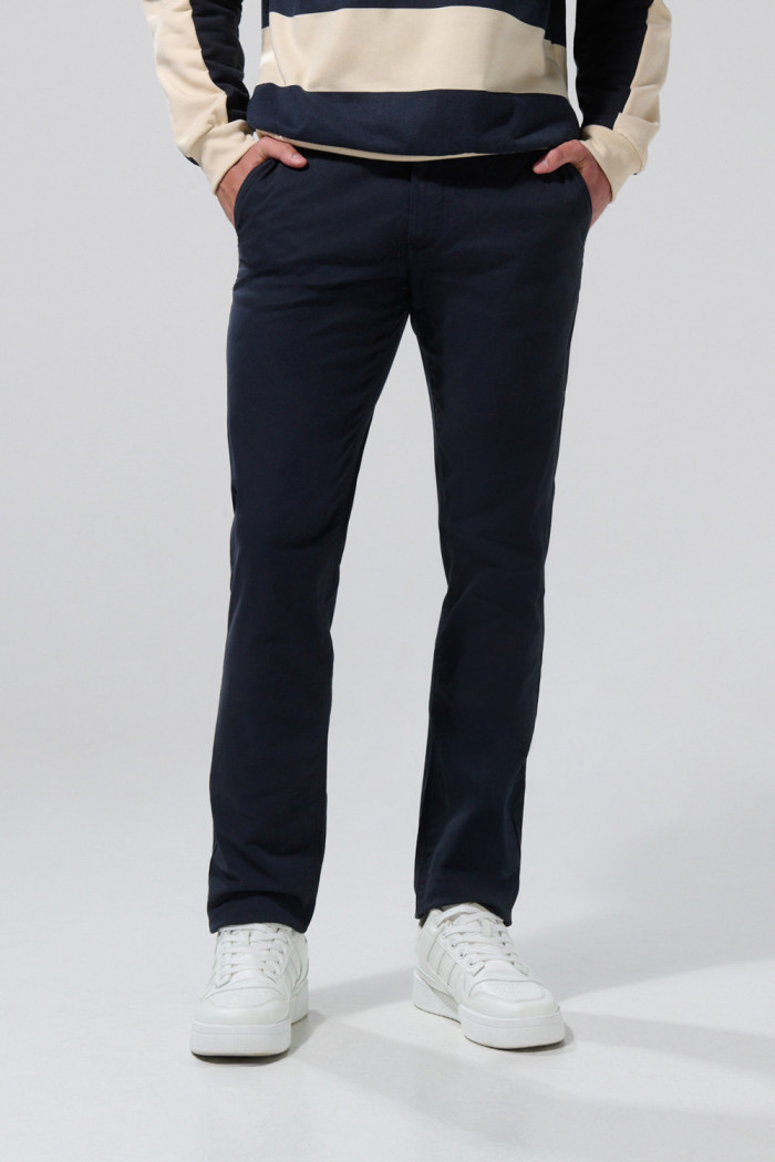 Pantalón de dril slim unicolor con tiro medio y cremallera
