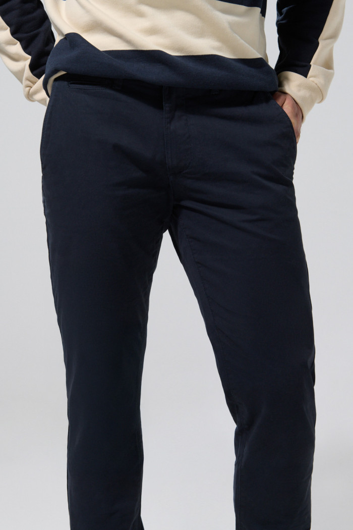 Pantalón de dril slim unicolor con tiro medio y cremallera