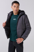 Chaqueta acolchada unicolor con capota, cremallera y costuras