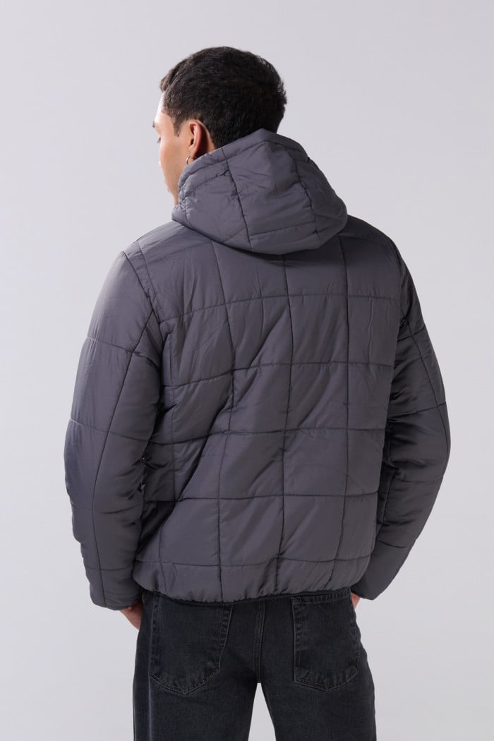 Chaqueta acolchada unicolor con capota, cremallera y costuras