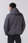 Chaqueta acolchada unicolor con capota, cremallera y costuras