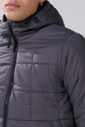 Chaqueta acolchada unicolor con capota, cremallera y costuras