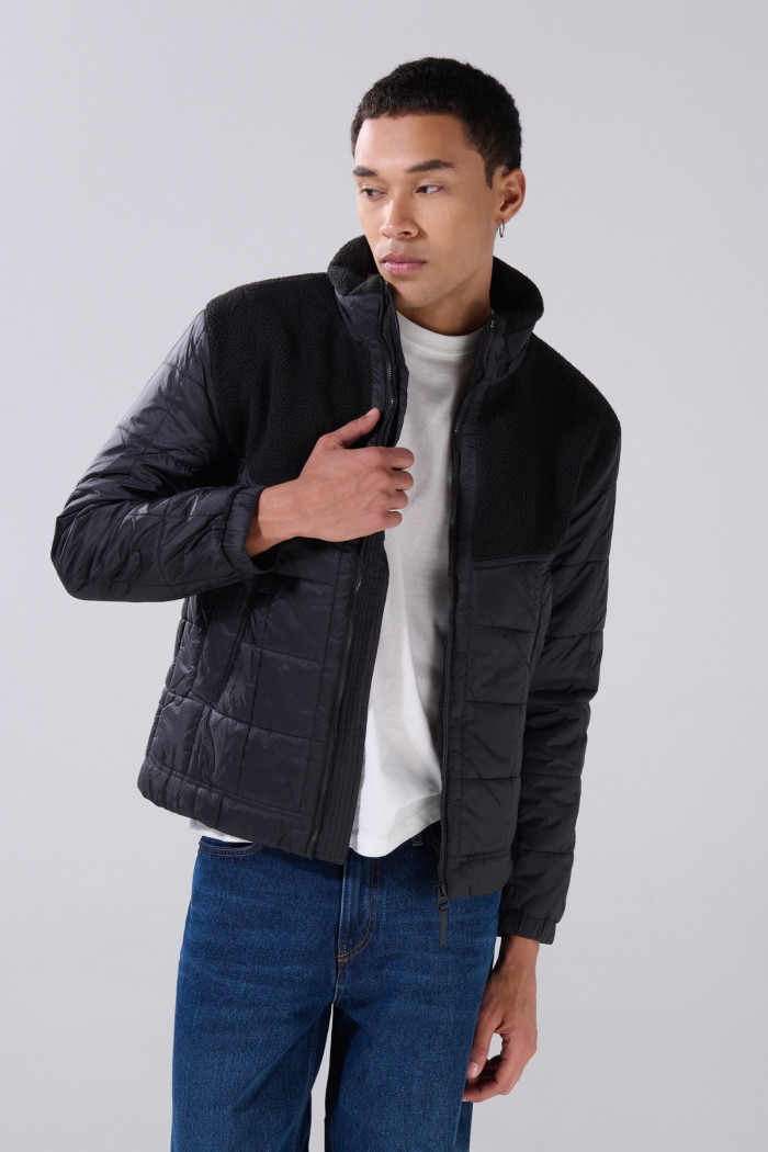 Chaqueta acolchada unicolor cuello alto con efecto sherpa