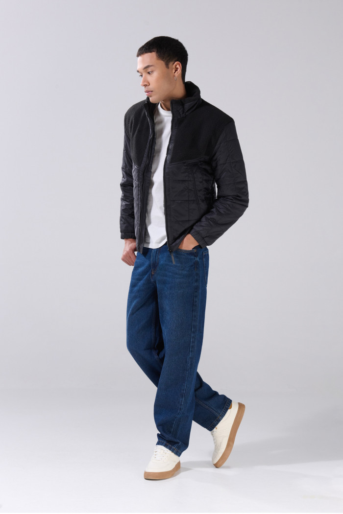 Chaqueta acolchada unicolor cuello alto con efecto sherpa