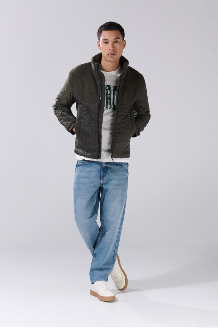Chaqueta acolchada unicolor cuello alto con efecto sherpa