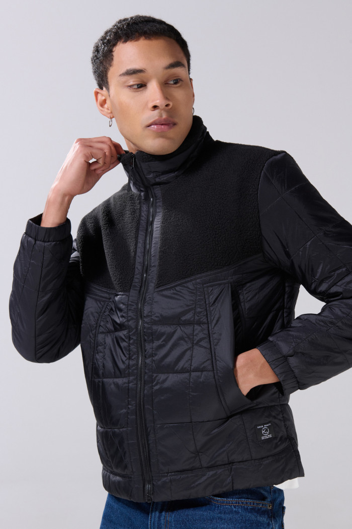 Chaqueta acolchada unicolor cuello alto con efecto sherpa
